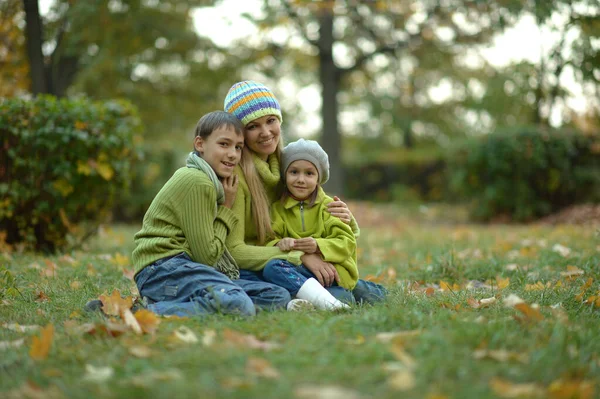 快乐的母亲和孩子们在公园里 — 图库照片