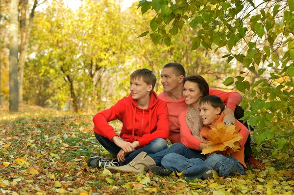 Czteroosobowa Rodzina Relaksująca Się Jesiennym Parku — Zdjęcie stockowe