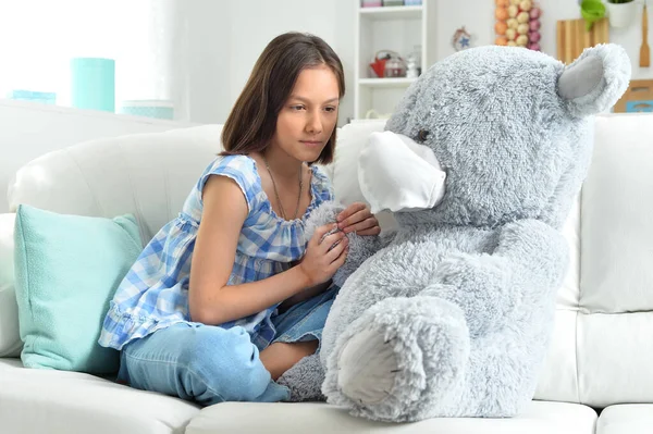 Ongelukkig Meisje Met Speelgoed Teddybeer Gezichtsmasker Bank — Stockfoto