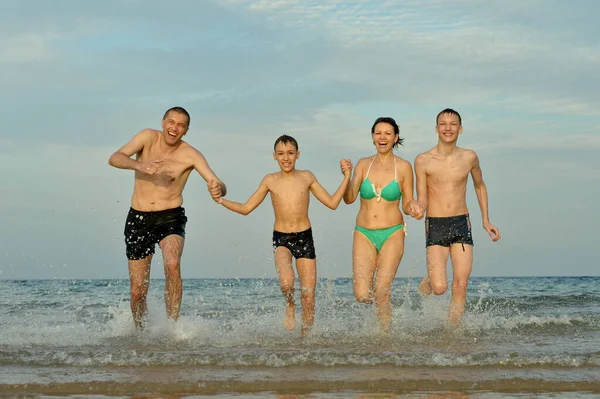 Feliz Família Correndo Fundo Praia Mar — Fotografia de Stock