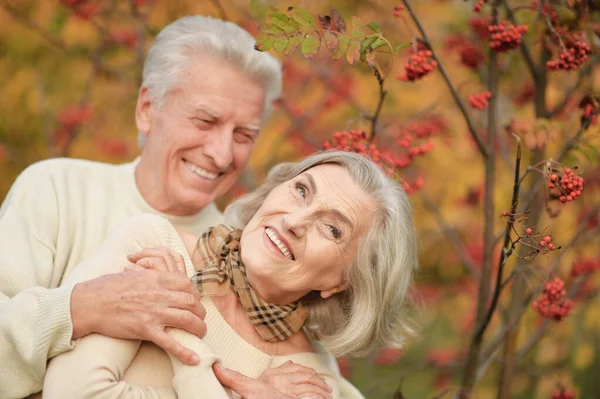 Porträtt Vackra Senior Par Höstparken — Stockfoto