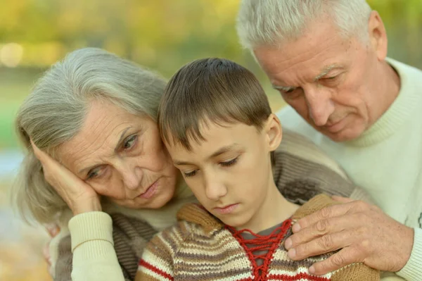 Tristi Nonno Nonna Nipote Che Abbracciano Nel Parco — Foto Stock