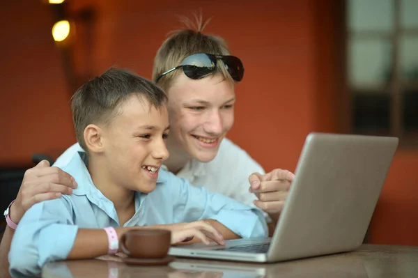 Glada Unga Pojkar Som Använder Bärbar Dator — Stockfoto