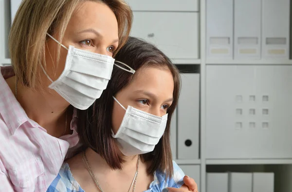 Retrato Cerca Una Niña Mamá Con Máscaras Faciales —  Fotos de Stock