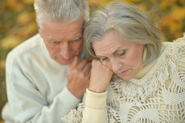 Retrato Casal Idoso Triste Parque — Fotografia de Stock