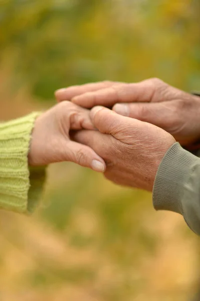 Ζευγάρι Κρατιέται Χέρι Χέρι Κοντινό — Φωτογραφία Αρχείου