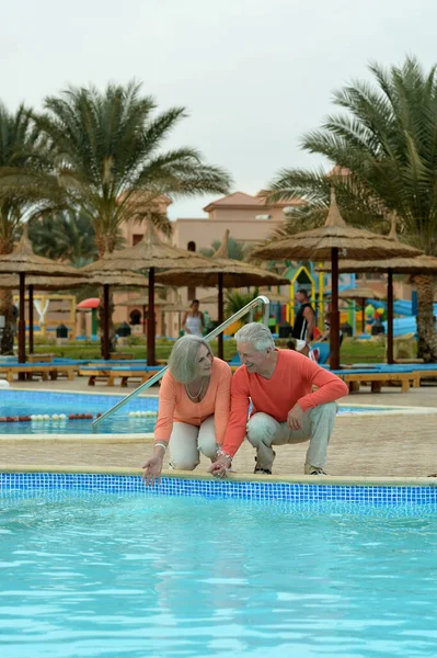 Oudere Paren Ontspannen Bij Het Zwembad Het Hotel Resort — Stockfoto