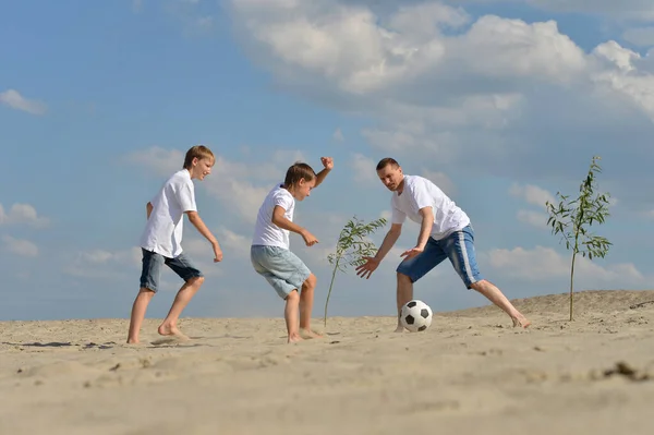 Två Bröder Spelar Fotboll Med Far — Stockfoto