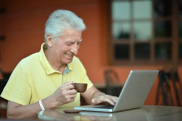 Senior Man Med Bärbar Dator — Stockfoto