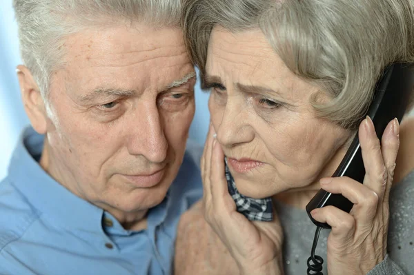 Üzgün Üst Düzey Çift Portre Ile Telefon — Stok fotoğraf