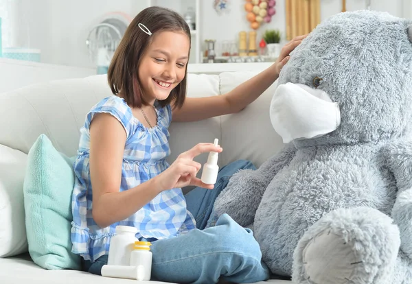 Klein Meisje Spelen Arts Met Speelgoed Teddybeer Gezichtsmasker — Stockfoto