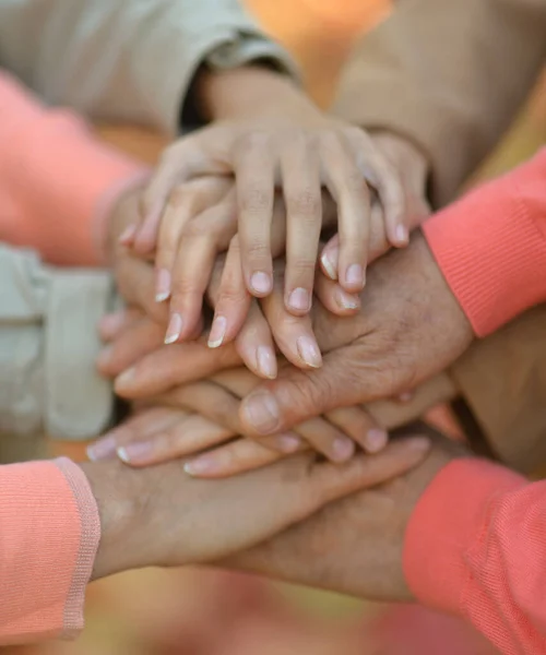 Bijgesneden Beeld Familie Hand Hand — Stockfoto