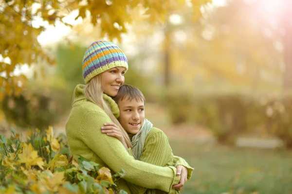 Hermosa Madre Con Hijo Parque — Foto de Stock