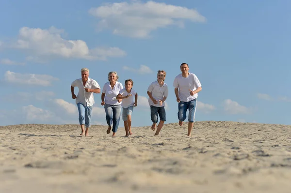 Grands Parents Avec Leurs Petits Enfants Courant Sur Sable — Photo