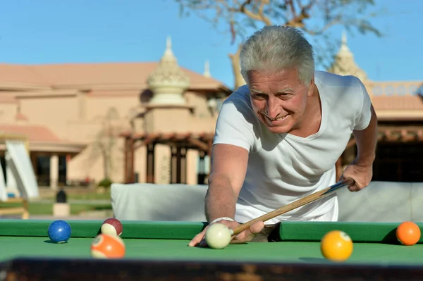Sorridente Uomo Anziano Giocare Biliardo — Foto Stock