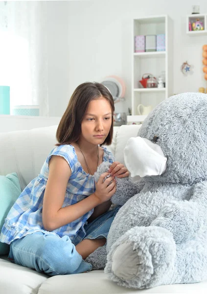 Menina Infeliz Com Brinquedo Ursinho Pelúcia Máscara Facial Sofá — Fotografia de Stock