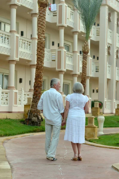 Otel Odasında Poz Veren Mutlu Yaşlı Çift — Stok fotoğraf