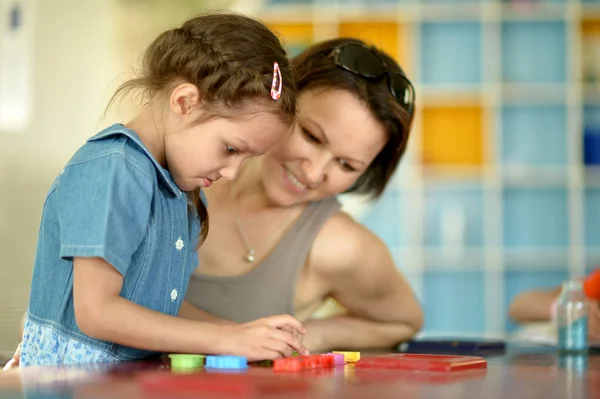 Маленькая Дочь Мать Играют Красочными Пластиковыми Блоками Дома — стоковое фото