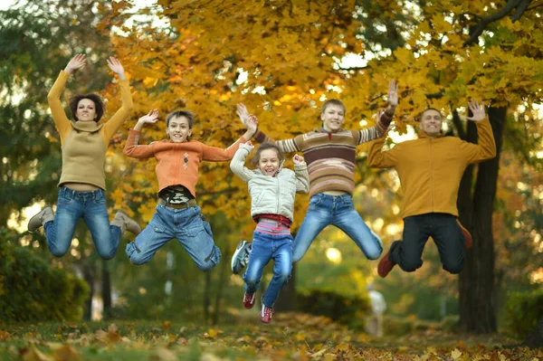 Mãe Feliz Pai Filhos Parque — Fotografia de Stock