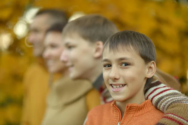 Famille Quatre Personnes Relaxant Dans Parc Automne — Photo