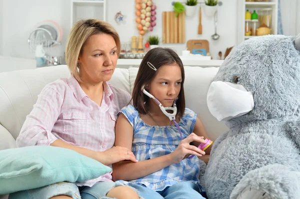 Menina Mãe Brincando Com Brinquedo Ursinho Pelúcia Máscara Facial Menina — Fotografia de Stock