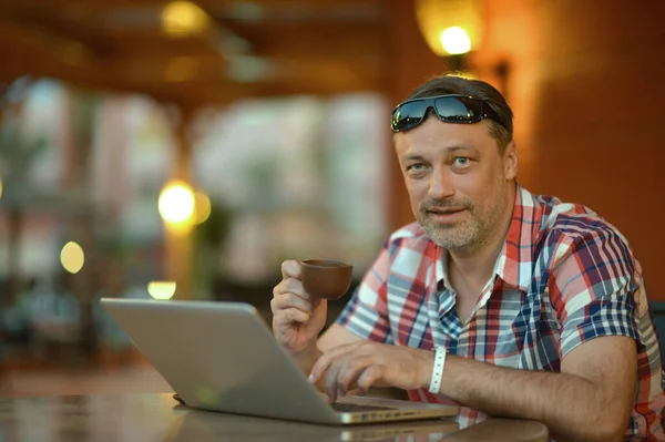 Uomo Che Utilizza Laptop Con Tazza Caffè — Foto Stock