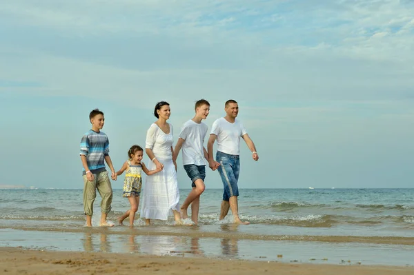 Οικογένεια στην παραλία το καλοκαίρι — Φωτογραφία Αρχείου