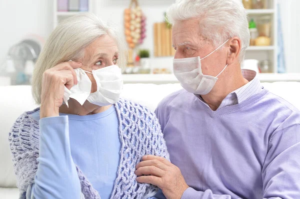 Porträt Einer Kranken Alten Frau Und Eines Mannes Mit Gesichtsmasken — Stockfoto