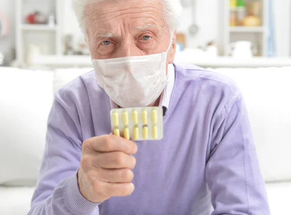 Retrato Triste Anciano Enfermo Con Máscara Facial Sosteniendo Pastillas —  Fotos de Stock