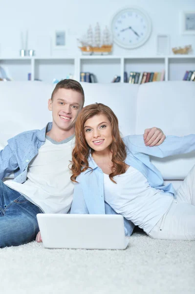 自宅にノートパソコンを持った若いカップルが — ストック写真