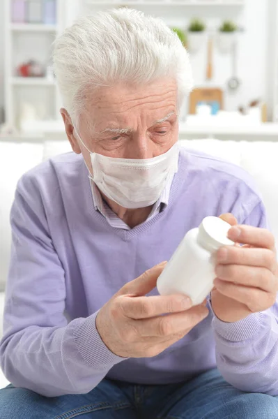 Porträt Eines Traurigen Kranken Seniors Mit Gesichtsmaske Und Tabletten — Stockfoto