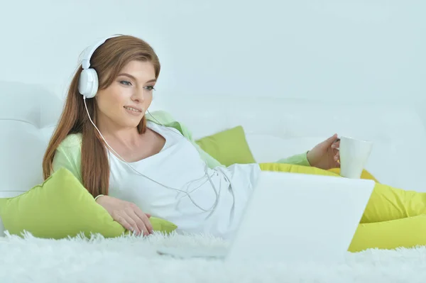 Mujer Joven Escuchando Música Con Auriculares Cama Casa —  Fotos de Stock