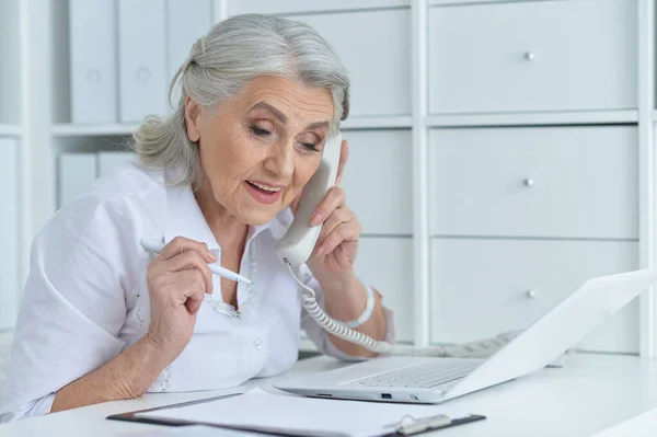 Gelukkig Oudere Vrouw Werken Laptop Spreken Telefoon Het Kantoor — Stockfoto