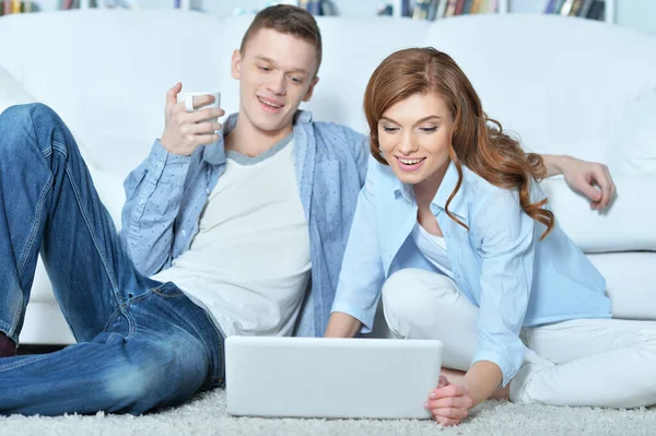 Jovem Homem Mulher Usando Laptop Casa — Fotografia de Stock