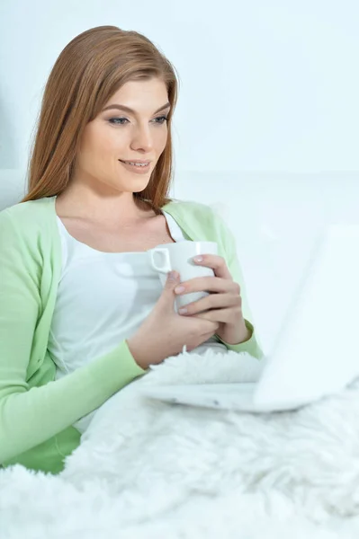 Jovem Mulher Usando Laptop Cama Casa — Fotografia de Stock