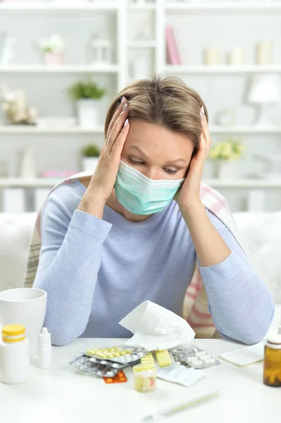 Schöne Junge Frau Mit Gesichtsmaske — Stockfoto