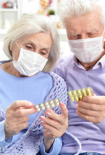 Portret Van Zieke Oudere Vrouw Man Met Gezichtsmaskers Met Pillen — Stockfoto