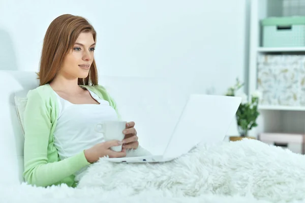 Jovem Mulher Usando Laptop Cama Casa — Fotografia de Stock