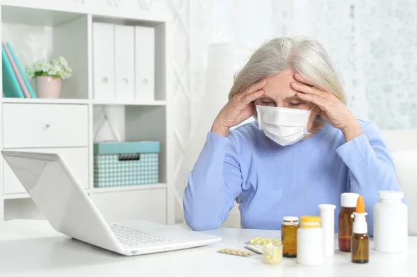 Malata Bella Donna Anziana Con Maschera Facciale — Foto Stock