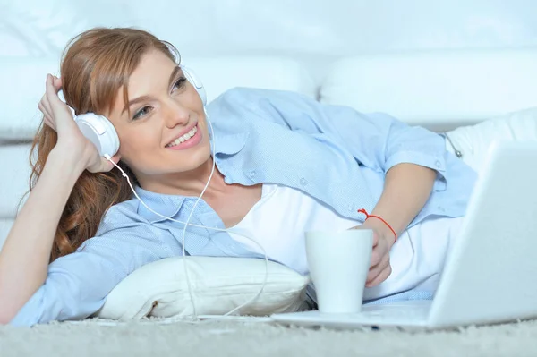 Junge Frau Hört Hause Musik Mit Kopfhörern — Stockfoto