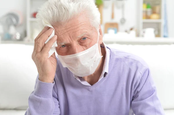 Retrato Triste Anciano Enfermo Con Máscara Facial —  Fotos de Stock