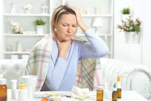 Schöne Junge Frau Mit Kopfschmerzen — Stockfoto