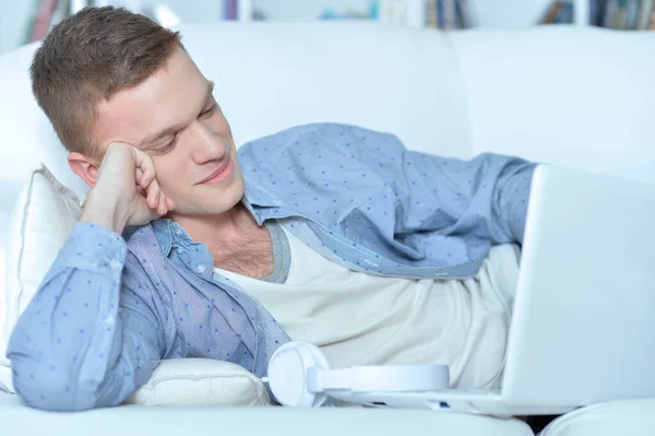 Handsome Young Man Lying White Couch Laptop — Stock Photo, Image