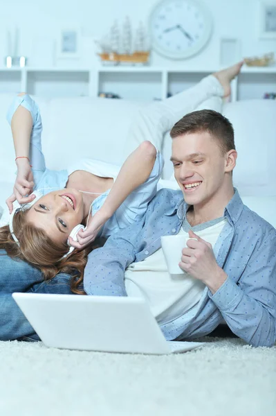 Knappe Jonge Man Vrouw Met Laptop — Stockfoto