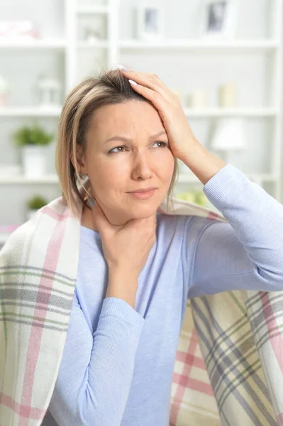 Schöne Junge Frau Mit Kopfschmerzen — Stockfoto