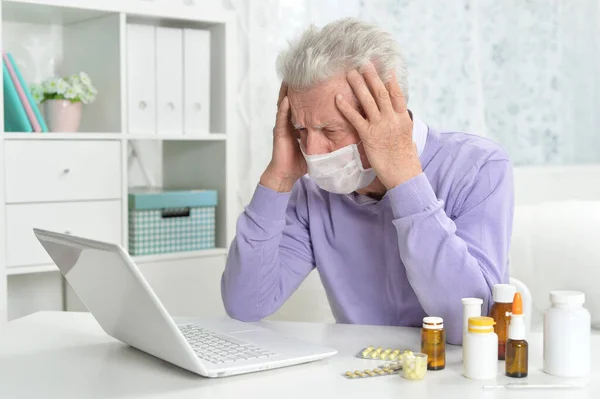 Retrato Homem Idoso Doente Triste Com Máscara Facial Usando Laptop — Fotografia de Stock