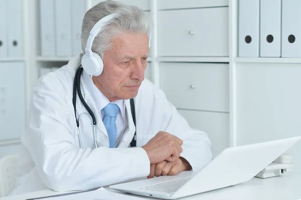 Portrét Sebevědomého Staršího Lékaře Stetoskopem Pracující Kanceláři Laptopem — Stock fotografie