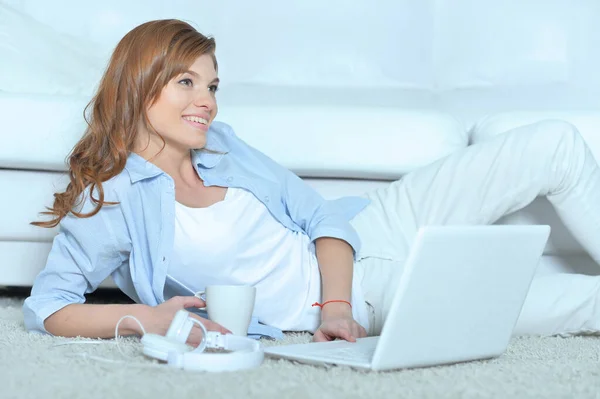 Giovane Donna Con Computer Portatile Casa — Foto Stock