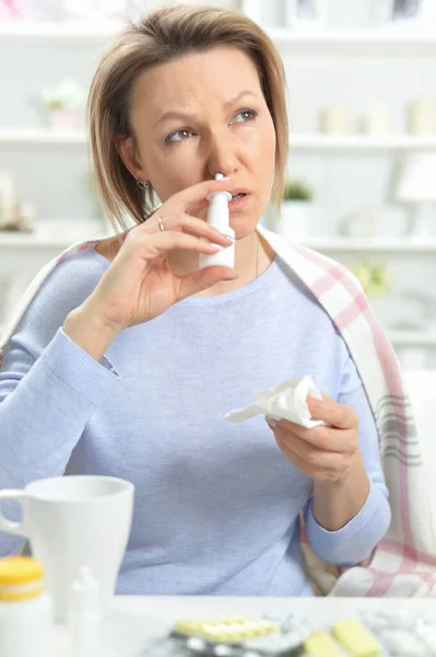 Sjuk Ung Kvinna Med Knackad Näsa Med Nässpray — Stockfoto