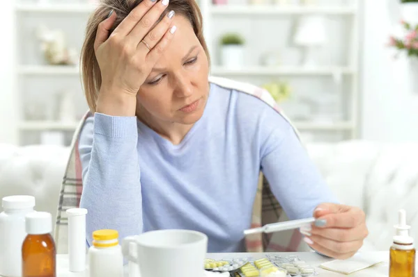 Schöne Junge Frau Mit Temperatur — Stockfoto